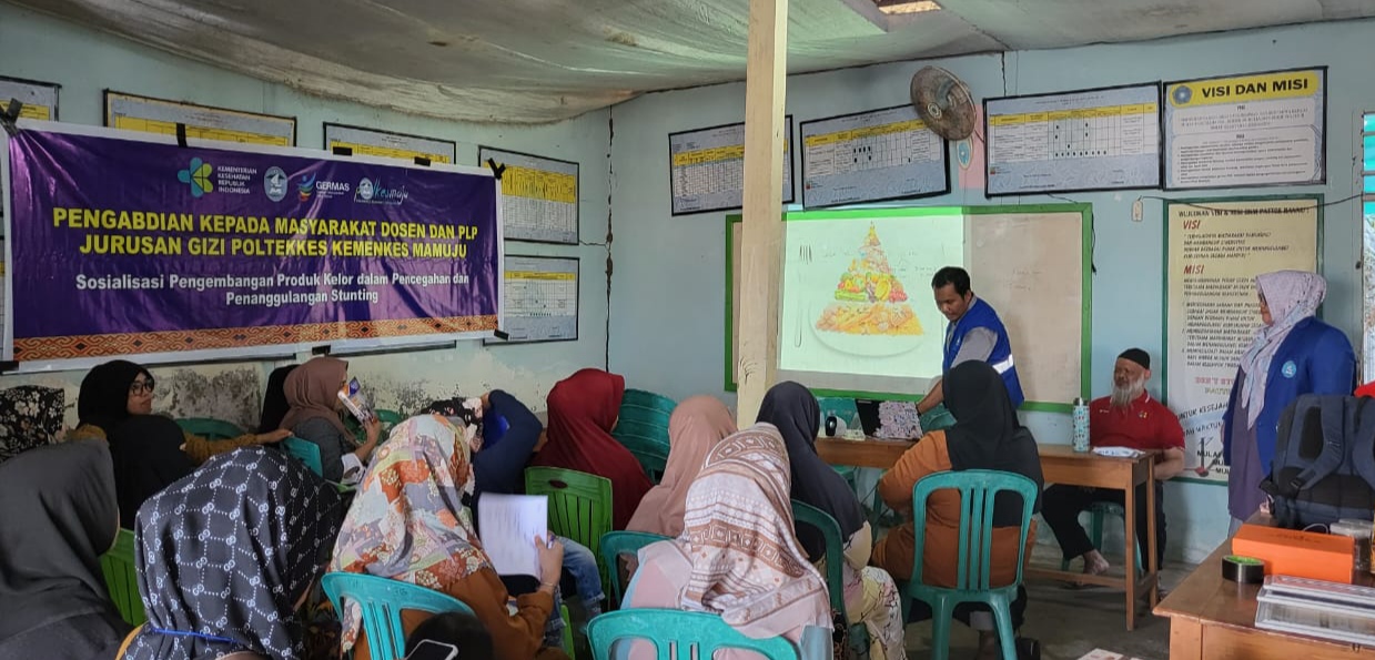 Dosen dan PLP Jurusan Gizi Poltekkes Kemenkes Mamuju dengan melakukan sosialisasi di Posyandu Melati Kelurahan Pangaliali.